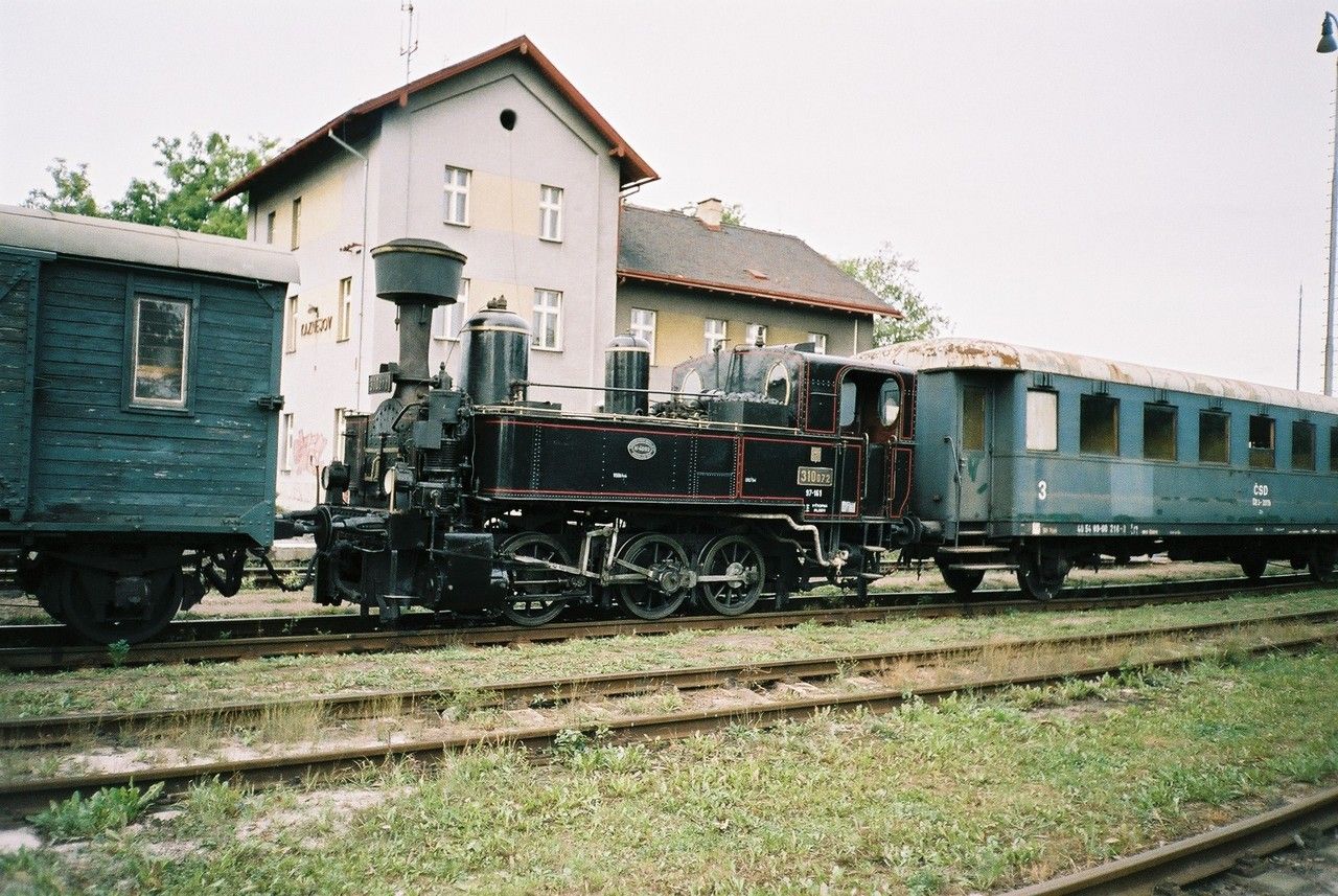 Kafemlejnek 310.072 v konvoji do Plzn v st. Kaznjov 13.9.2003