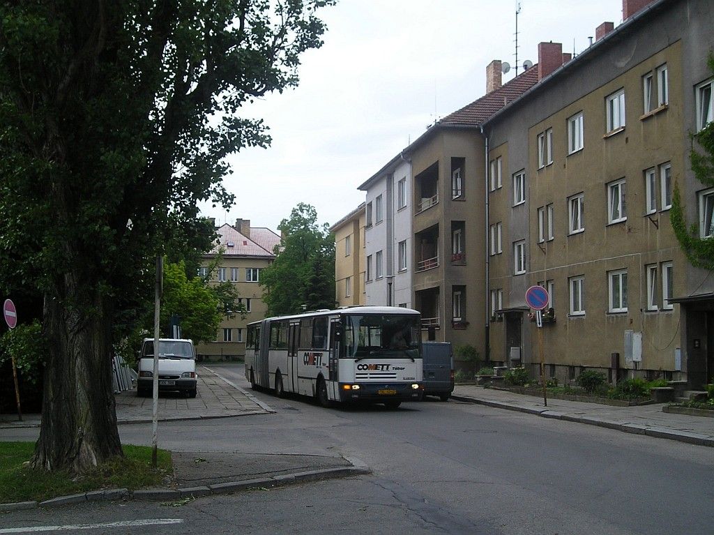 Kvapilova ulice. Autobus si najd na odboen na parkovit ped baznem.