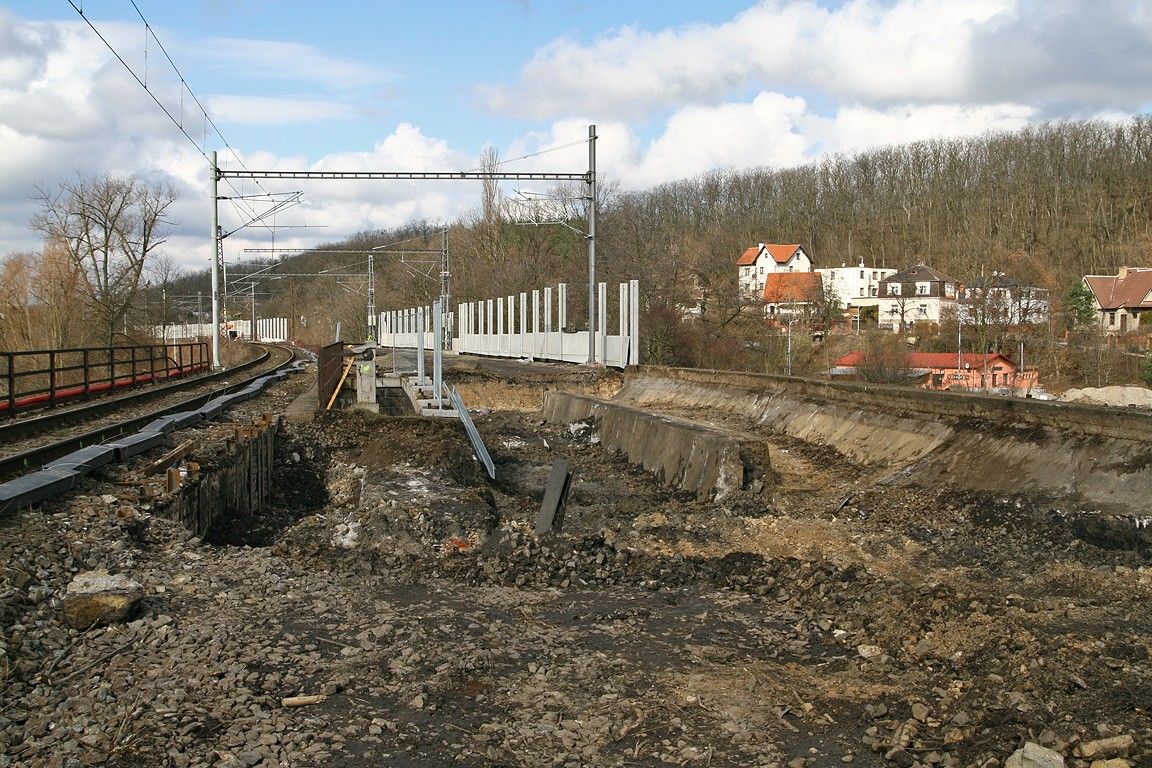 Obnaovn kleneb viaduktu pes Kyjsk rybnk. V pozad pokrauje vstavba PHS.