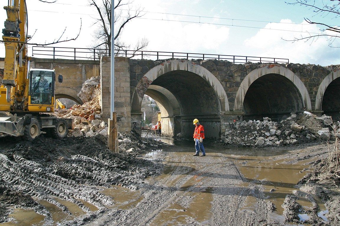 Klenba 2. otvoru prav sti viaduktu pes Tlinskou je dole.