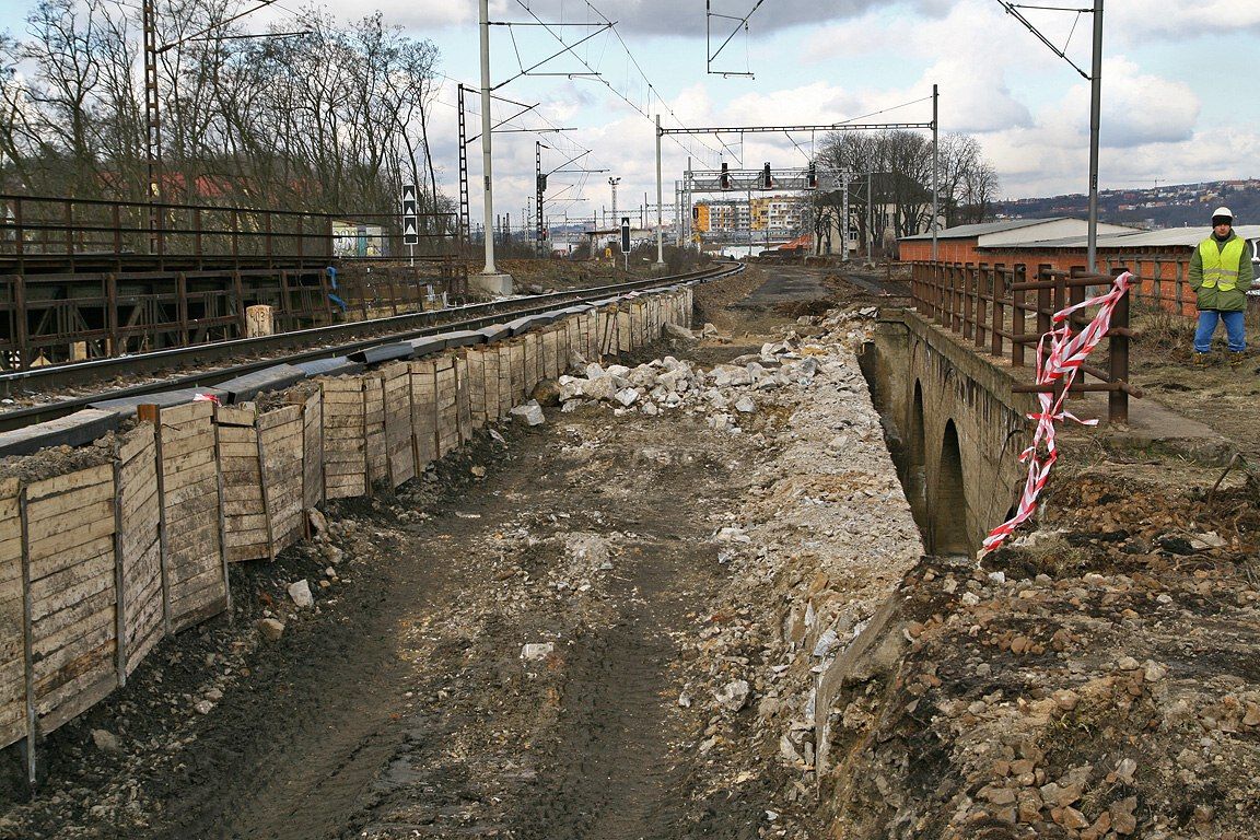 Prvn zsahy na viaduktu v km 403,001 pes Rokytku.