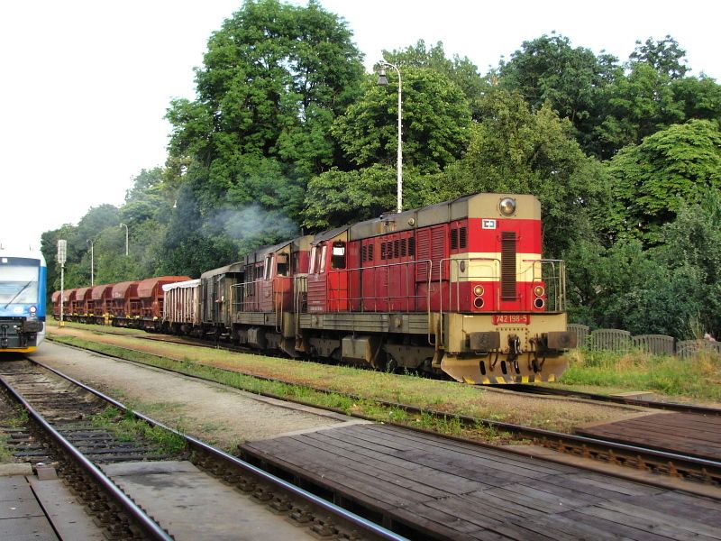 Nkladn vlak po 46 minutch prostoje odjd ze st. Teb