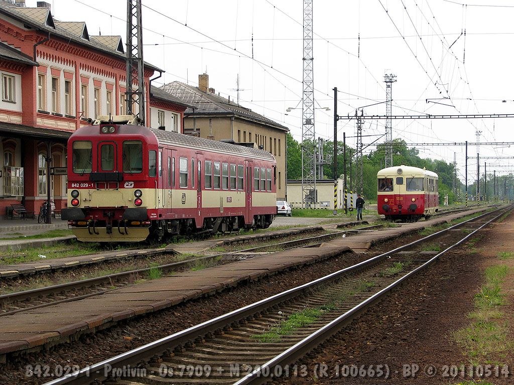 od Razic prijizdi singrovka M240.0113 jako R nasled 665