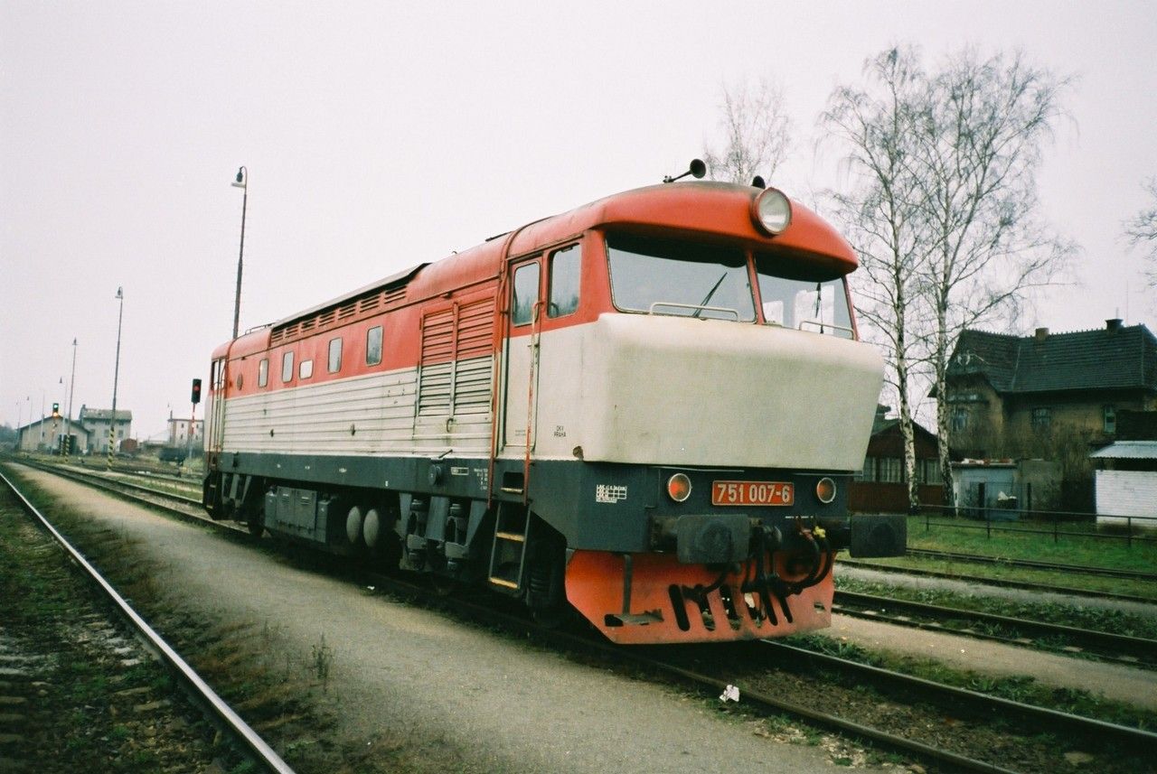 Vrovick 751.007 v Lv na Smchov, v st. Hostivice, 28.11.2002