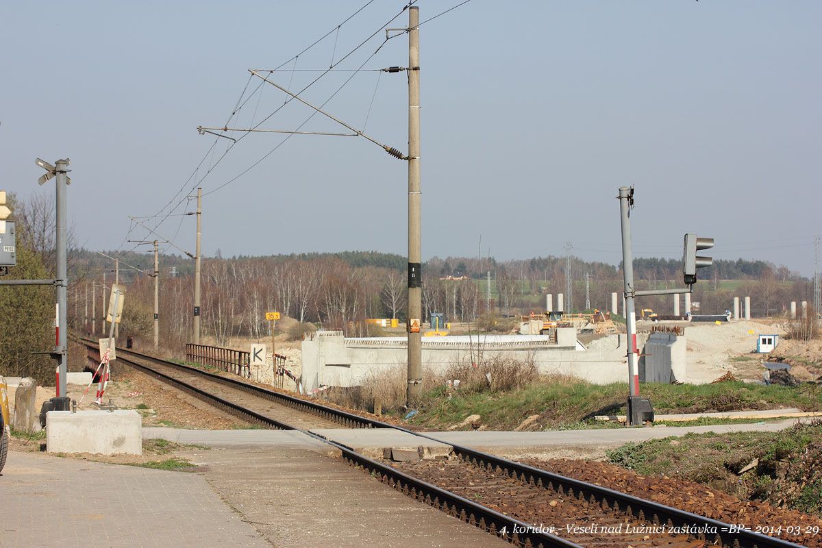 vpravo budouc peloka trati - vzadu vyrostly pile nadjezdu peloky Hamersk