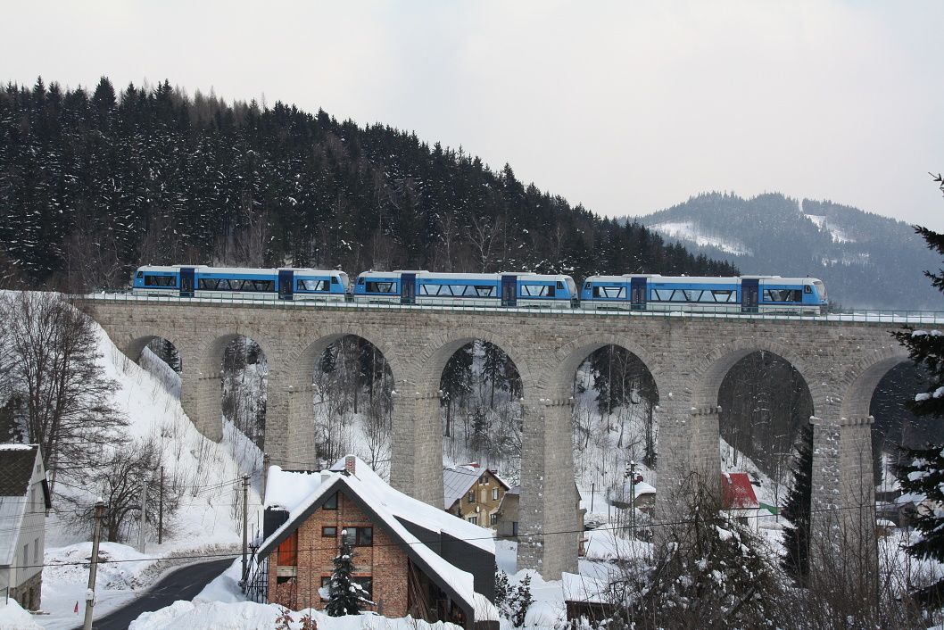 Verej os.16224 na viaduktu ve Smrovce.