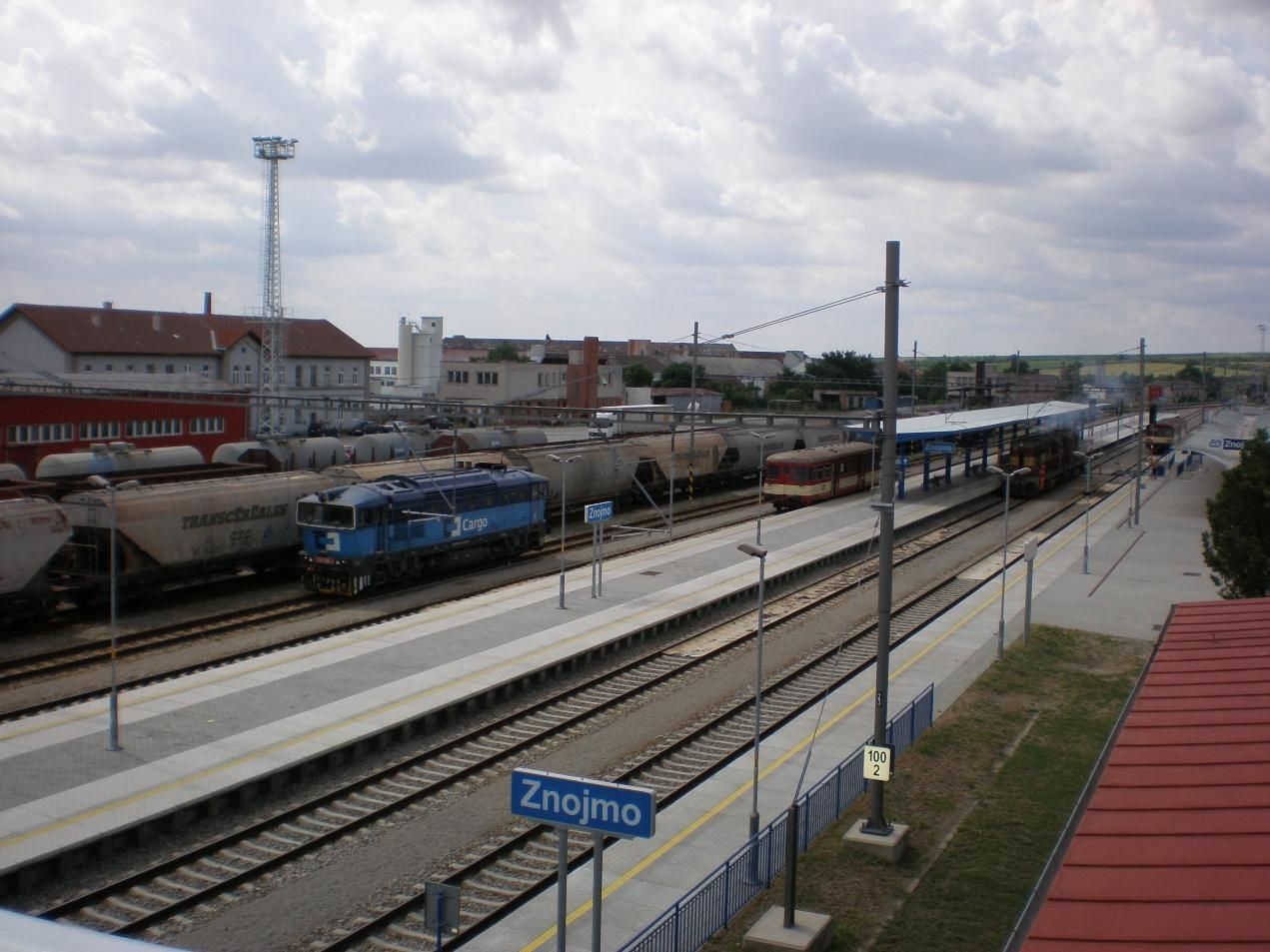 750 326 ve Znojm 29.7.2010 , od atova u se bl  dal nkladn vlak