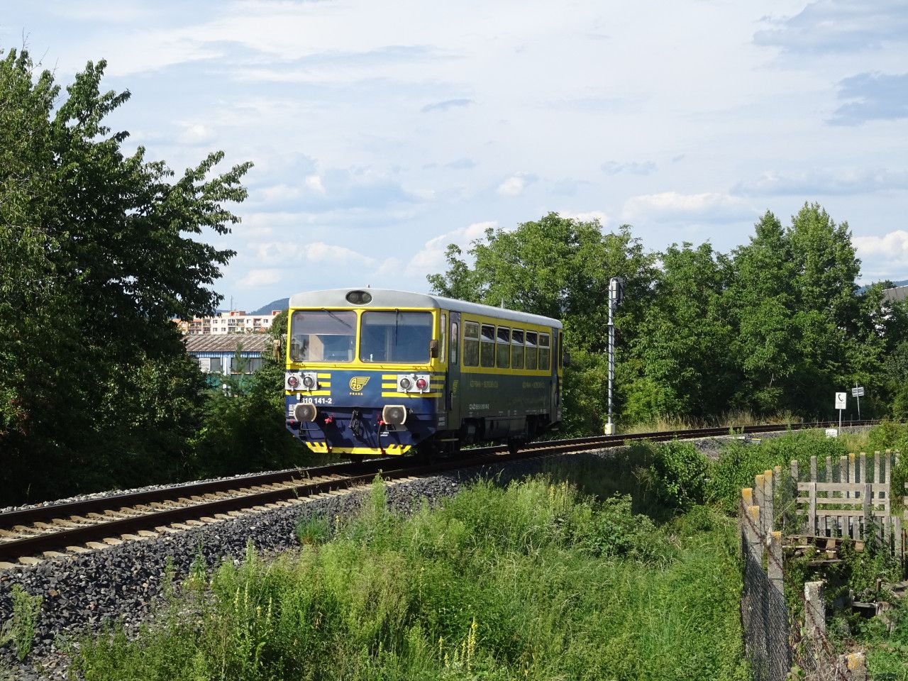 810 141-2 za vjezdem od kovic do Lovosic. 27.7.2020 