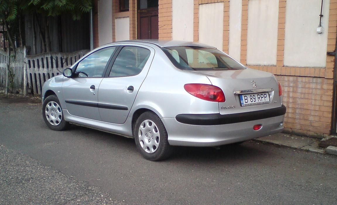 Peugeot 206 sedan.