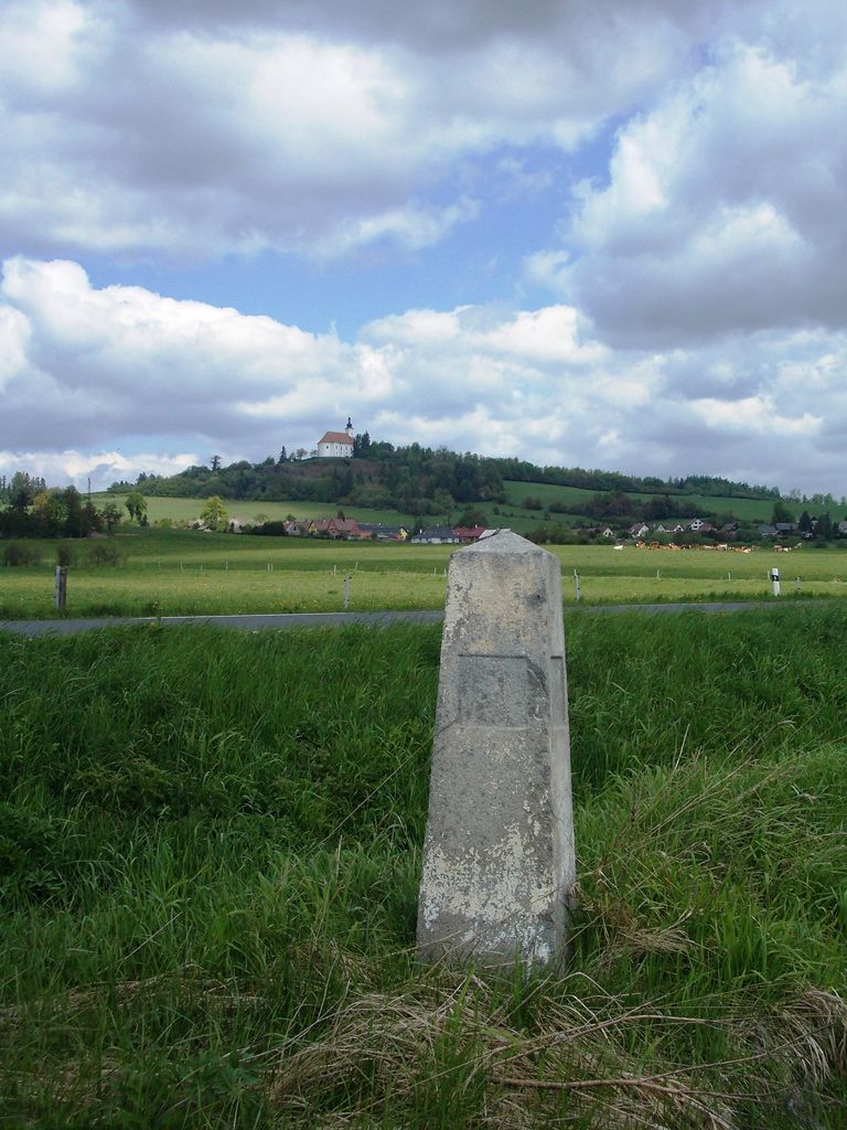 vlevo Morava, v pravo Slezsko a v pozad poutn kostel Panny Marie Pomocn na Uhlskm vrchu