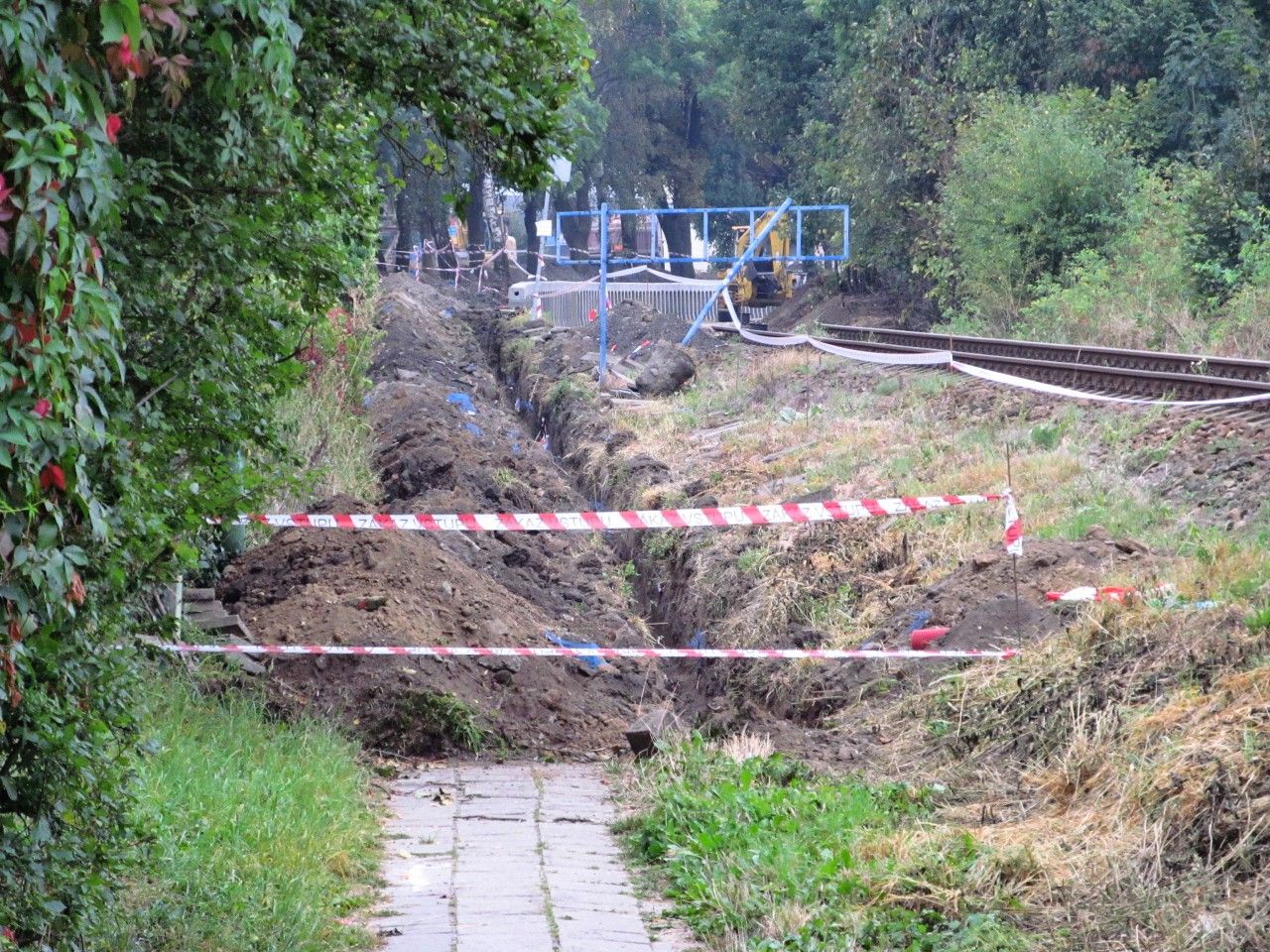 Chodnk spojujc Pra. a Fibich. ul. uzaven; oficil. strnky www.uzavirkytrebic.cz ml..