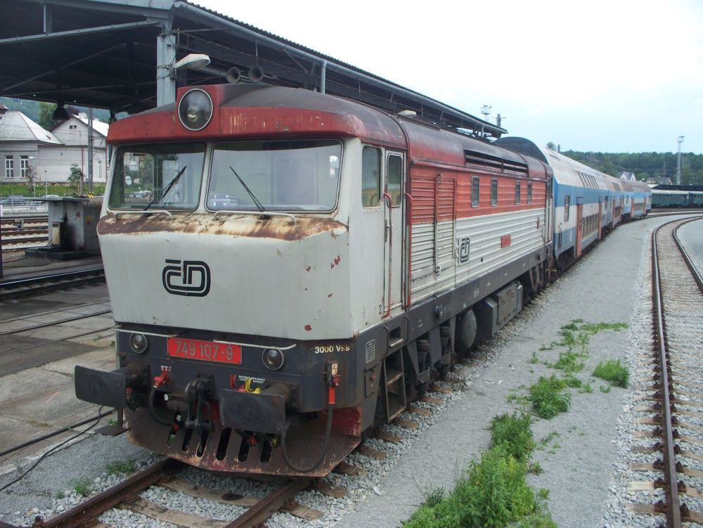 749 107-9 v eranskm depu, ekajc na nedln vkon Os 9207 (29.6.2013)