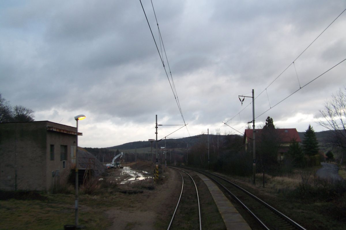 V rovn budovy st, doleva vznikajc peloka