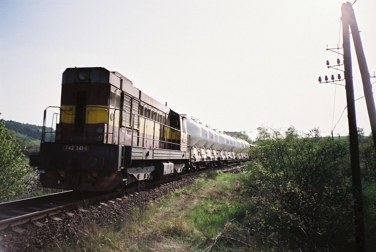 Ex kladensk 742.341 na pk Mn u Rakovnka, 6.5.2003