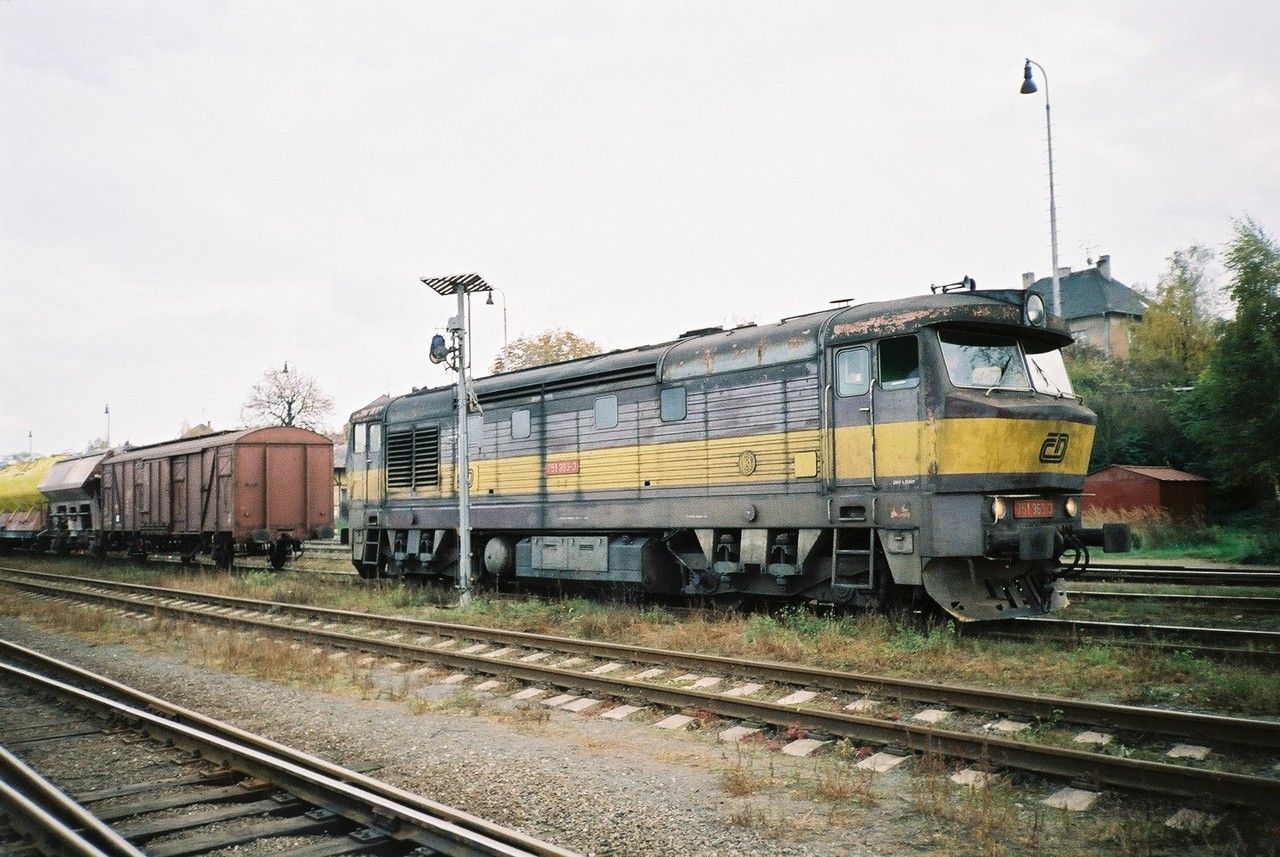 751.363 po pjezdu z Berouna odstupuje od soupravy v st. Rakovnk, 25.10.2001