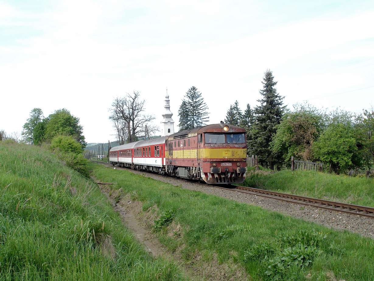 751 114-0 vracajuca sa s mimoriadnym vlakom pre Anglicanov z polskeho Lupkowa, Radvan n/L, 14.5.2011