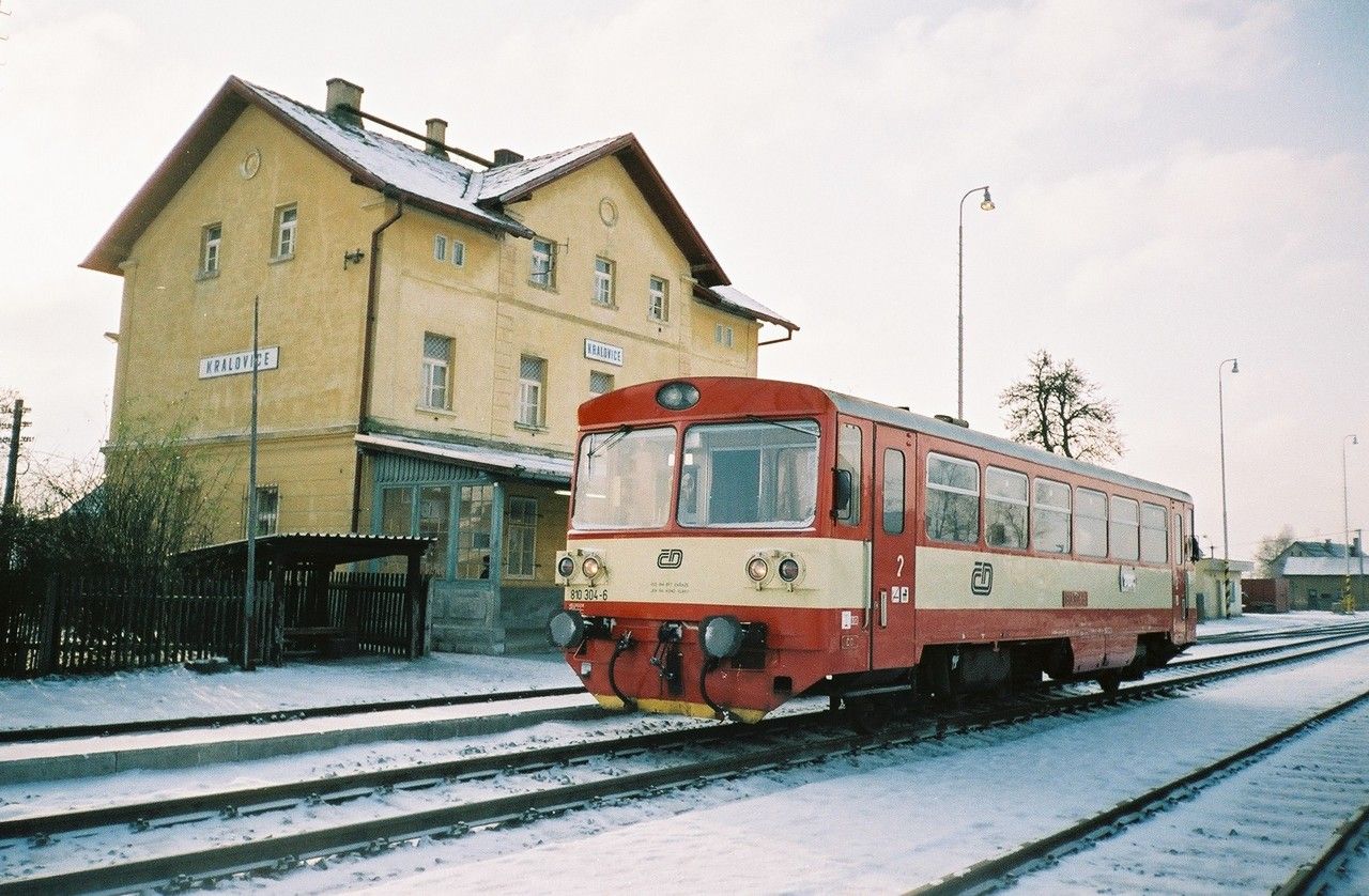 810.304 ve st. Kralovice u Rak.-jeden z prvnch vlak, 14.12.2001