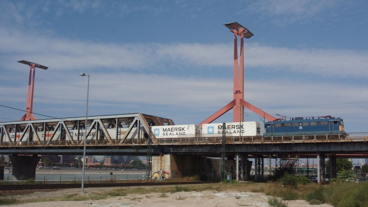 Kontejnerov vlak na most Lgymnyosi *)