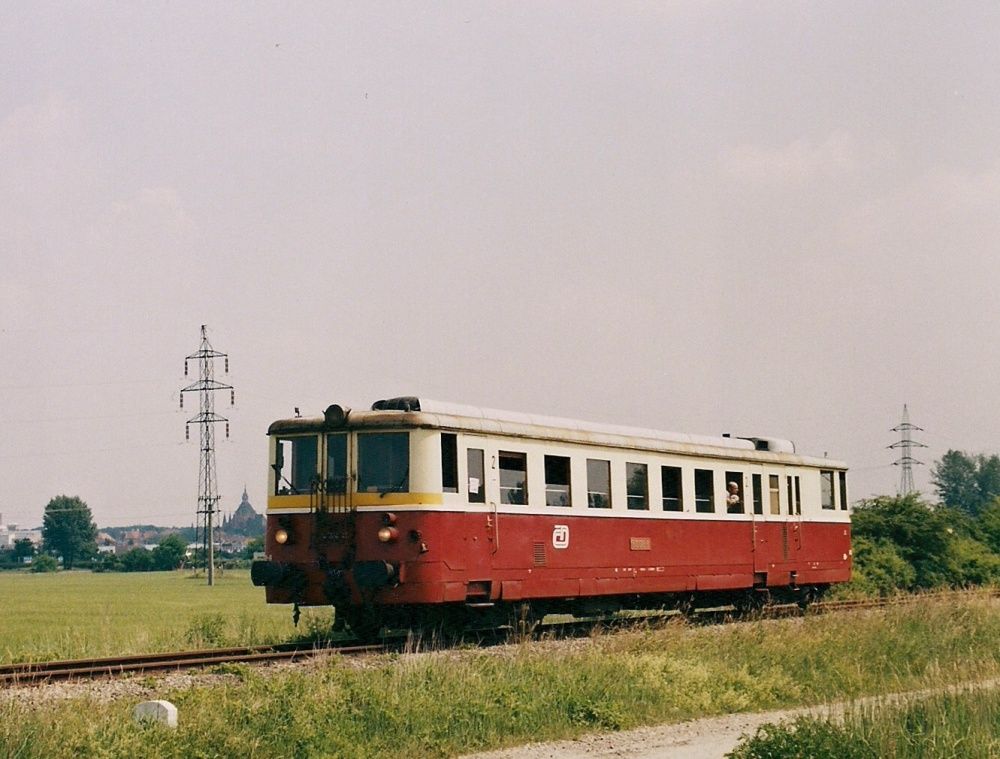 830 018 6.6.2003 Mos24578 mezi Potornou a Charvtskou Novou Vs ( v pozad Potorensk kostel)