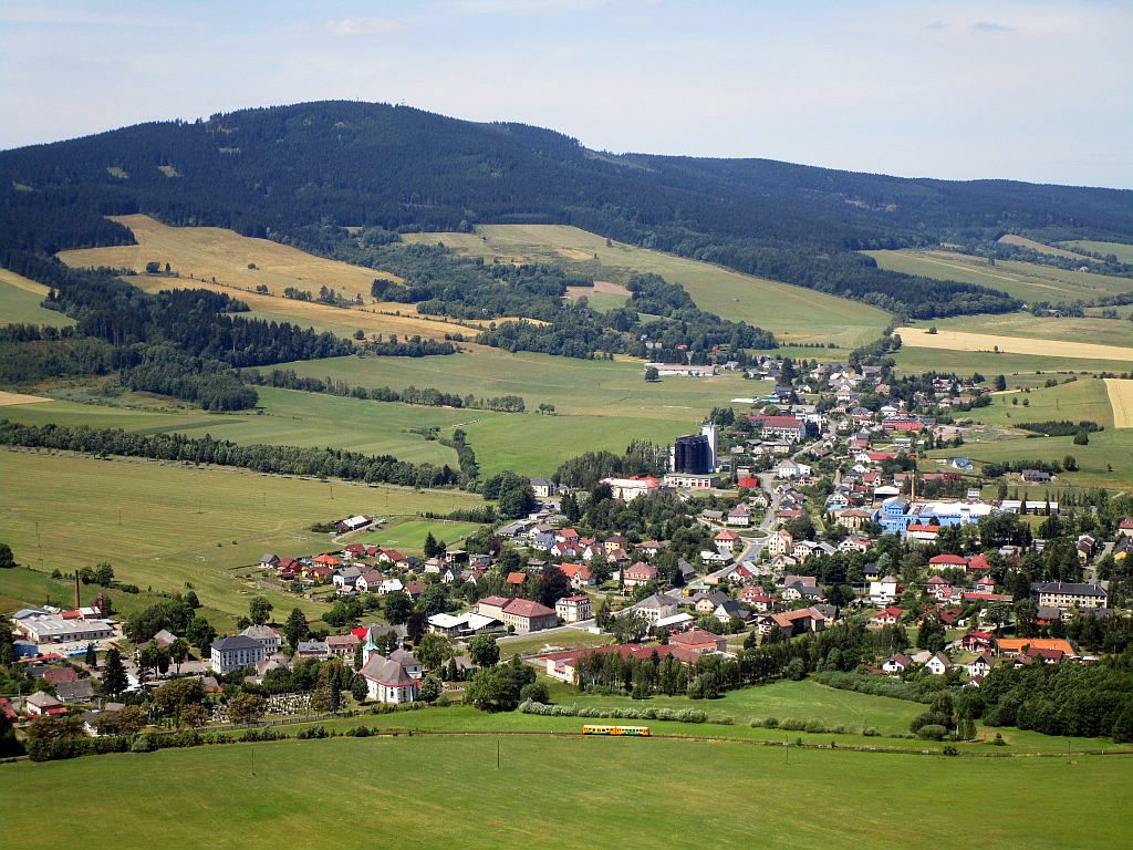 Vlak projd kolem obce erven Voda, v pozad Such vrch (995m)