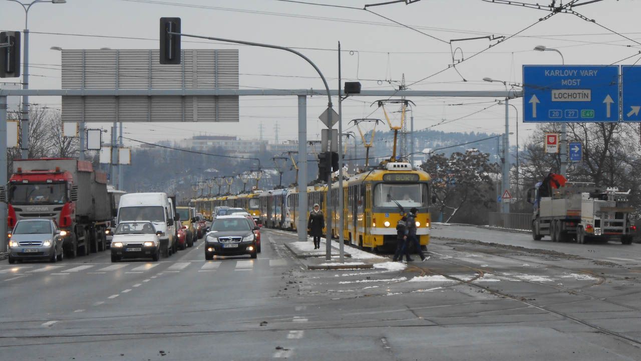 Fronta tramvaj ped zastvkou Sady 35