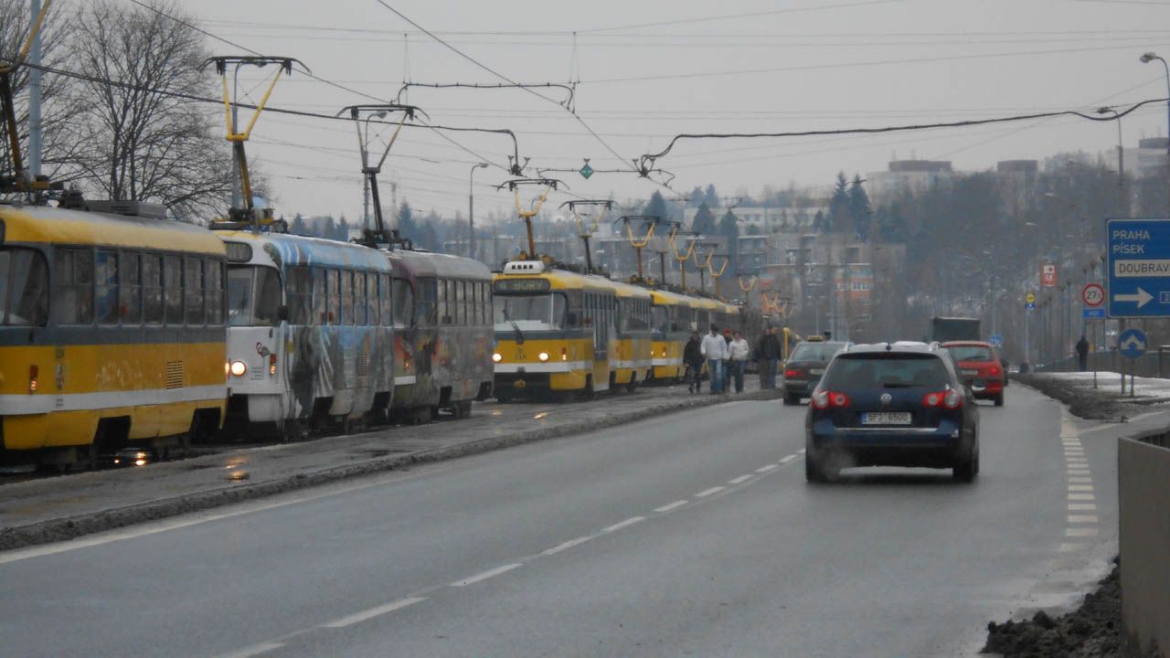 Fronta tramvaj ped zastvkou Sady 35, thnouc se a k rondelu