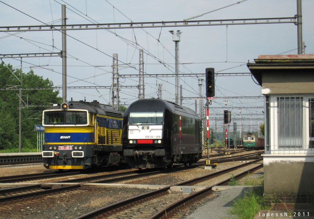Prohazovn lokomotiv, druh 753 je 729, v pozad 130.025, Praha-Bchovice