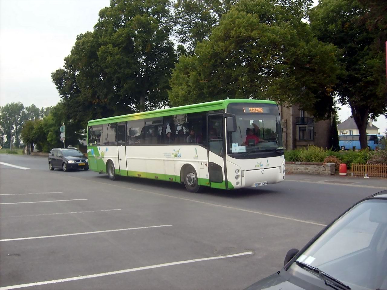 Irisbus Ars 12,8m smuje vesnikou Beauvoir k Mont Saint Michel.