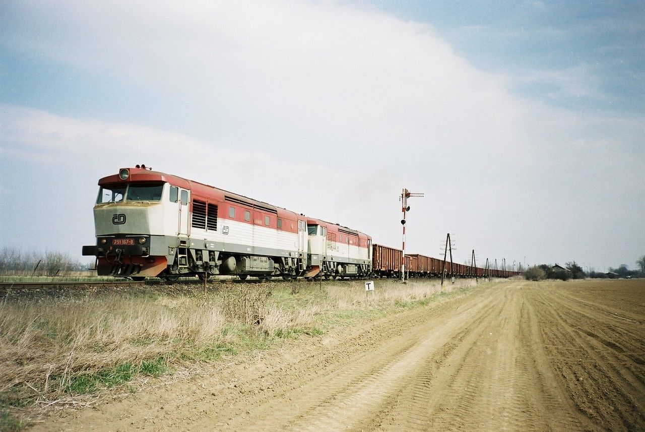 751.167+166 v nkl. vlaku z Hostivic na Kladno odjd ze st. Jene, 10.4.2003