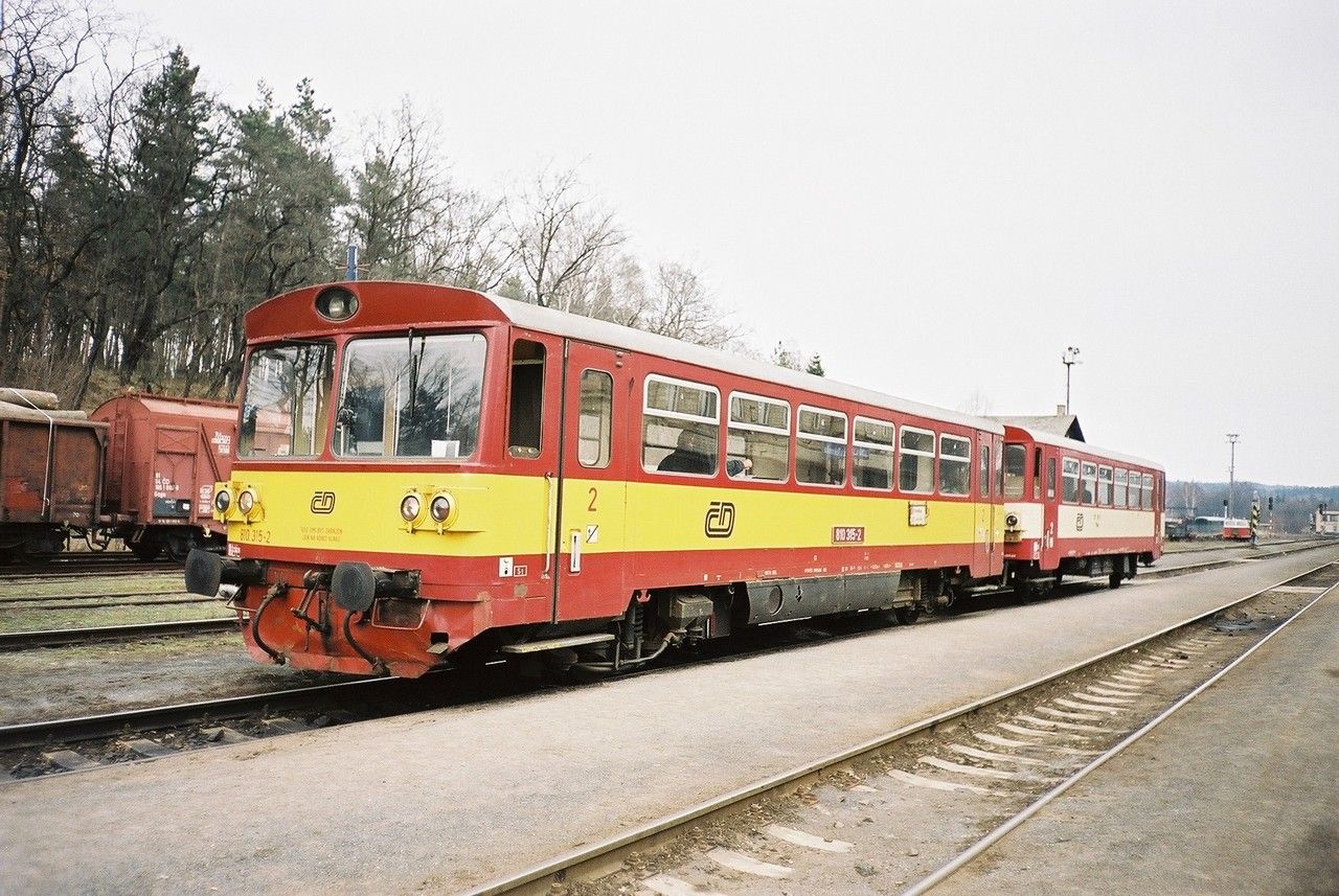 810.315 (DKV Louny) v st. Lun u Rak., 10.4.2003