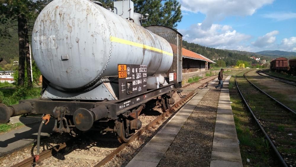 Raka-cisterna na tankovn nafty v ppad sesuvu,i vluky na trati...