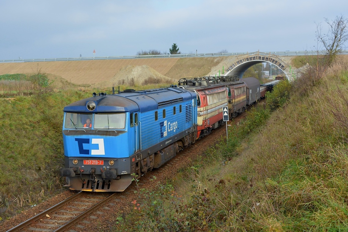 751.219-7 & 240.139-6 + 240.035-6_-_04.11.2014-_-SOKV ESK BUDJOVICE_ vjezd z st. Vesel nad Lu