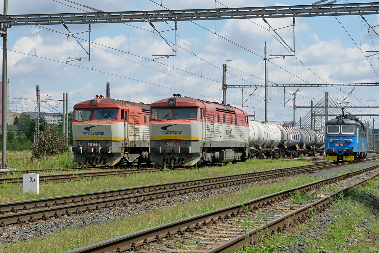 Praha-Zahradn msto: 751 173 + 751 109 Rabbit Rail (ZSSK Cargo) a odven postrkov 130 001
