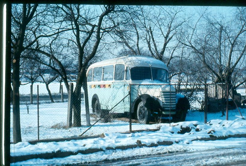 A jako bonus je autobus, kter stl nkde u Ronova