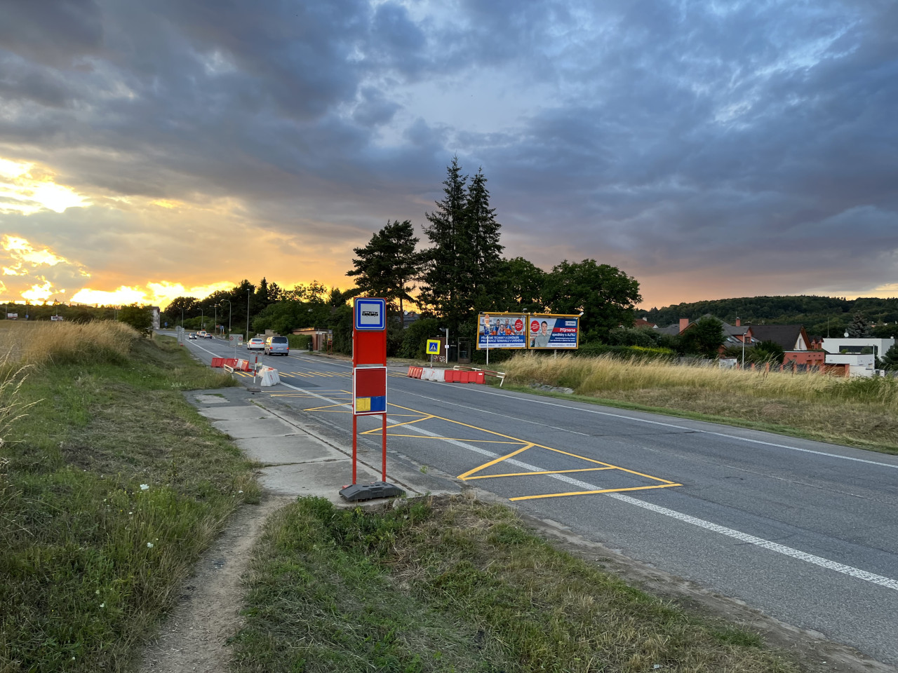 Nhradn zastvka Newtonova na Novopetrovick ulici kvli uzavrce skrz Petrovice.