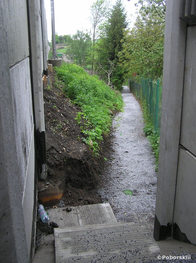obnoven cesta podl plot zahrad