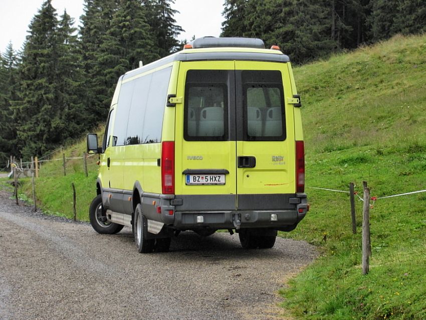 Dnserberg-lpele, midibus Iveco pi pauze mezi dopolednmi spoji linky 75A 