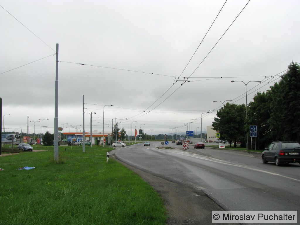 Stav v ulici Tnsk. Pvodn stopa po lev ruce pokraovala rovn na kruhov objezd.