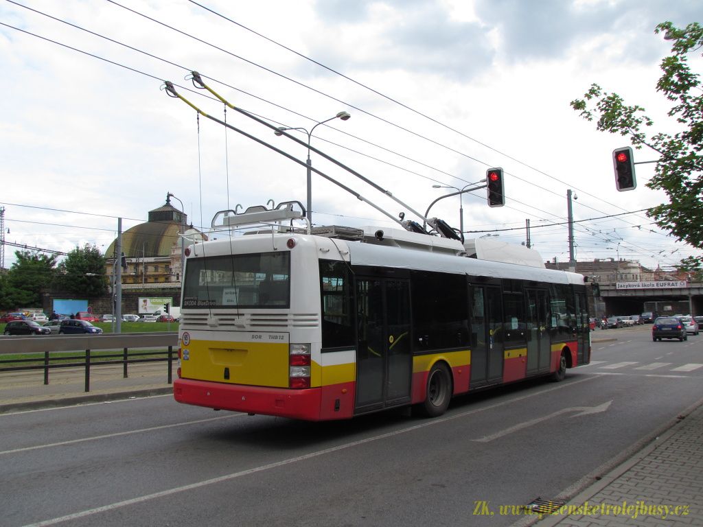 ... pi pohledu zezadu je to u hor.