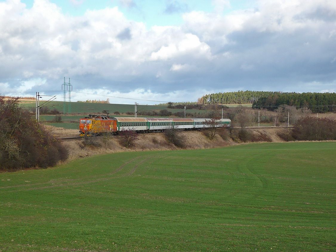 OLBRAMOVICE - Os 8259 dne 24.XI.2009 (v pozad u lesa bude vjezdov portl tunelu Zahradnice)