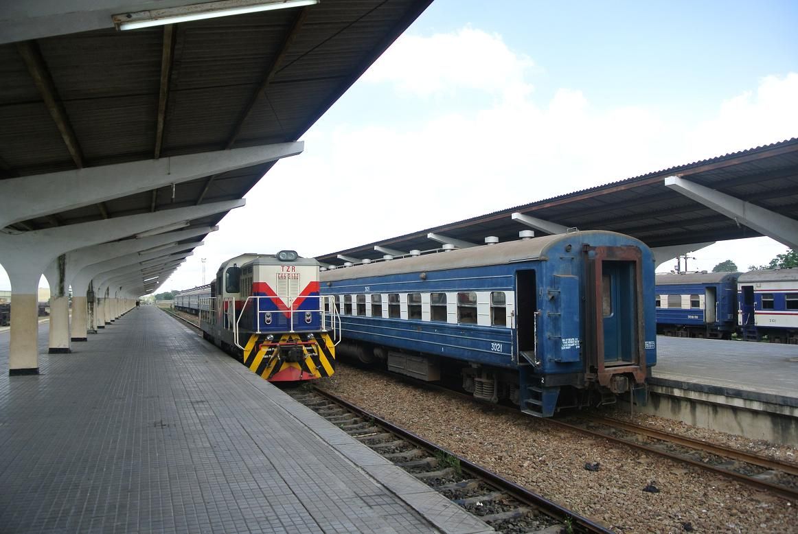 Lokomotiva objd vozy na hlavovm ndra Tazara Station.