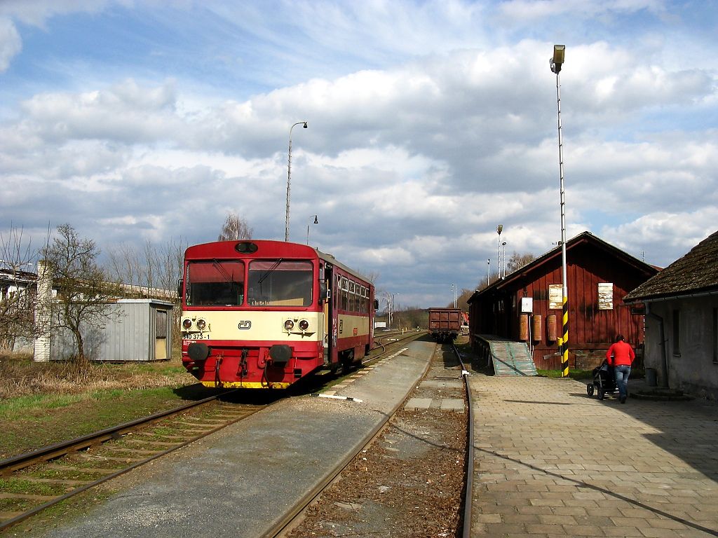 st. Zdounky 30.03.2010 Os vlak po pjezdu od Krome 15:07