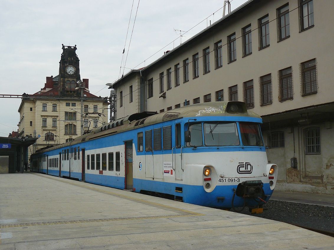 451.091-3 - Os8813 - Praha hl.n. 26.7. 2011