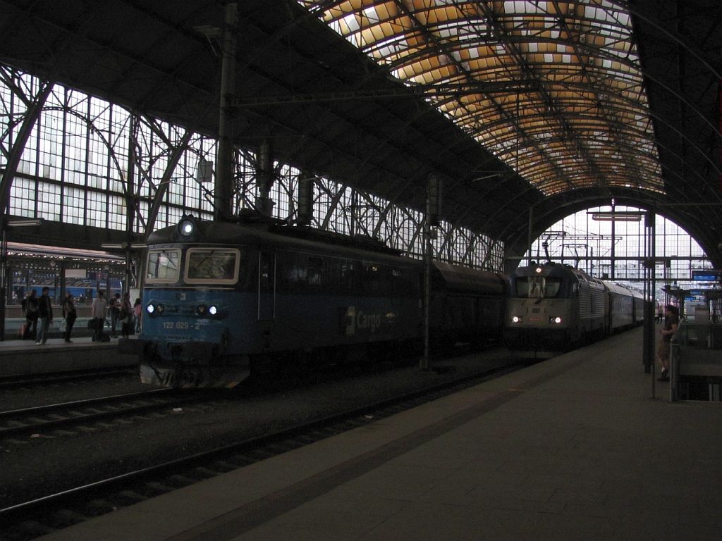 122.029 (vedle 380.013 na Ex579), Praha hl.n., 7.5.2013