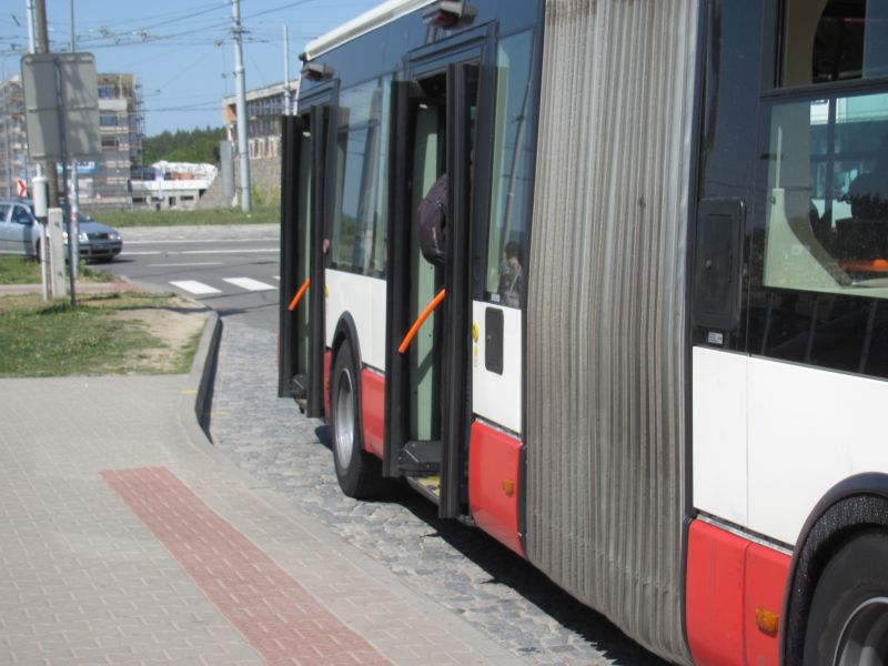 Kloubov autobus na zastvce Univerzitn kampus