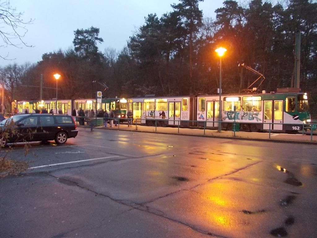 Zvltn jzda s tvozovou soupravou KT4DM se zrychlovai na konen Bhf. Pirschheide (2012)