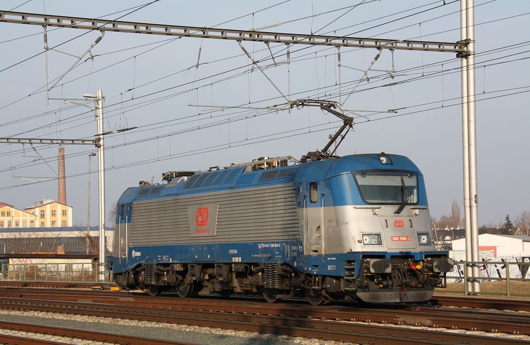 380 008 odstupuje od IC 571 dnes v Bece.