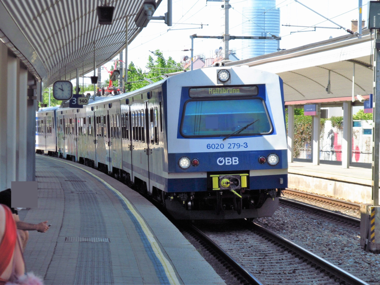Zpodn S-Bahn smr Hollabrunn pijd do W-Floridsdorfu, zde bude odpojena pedn jednotka...