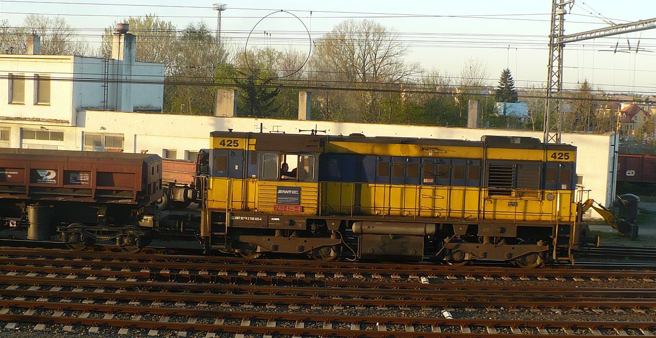 740 425