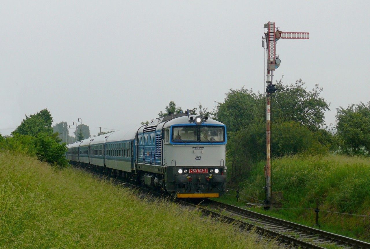 Bohuslavice nad Metuj : 750 702-3 s vlakem Sv 101873